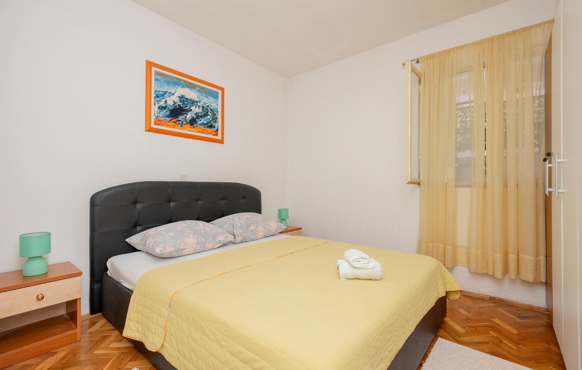 Cozy Apartment In Makarska With Kitchen Exterior photo