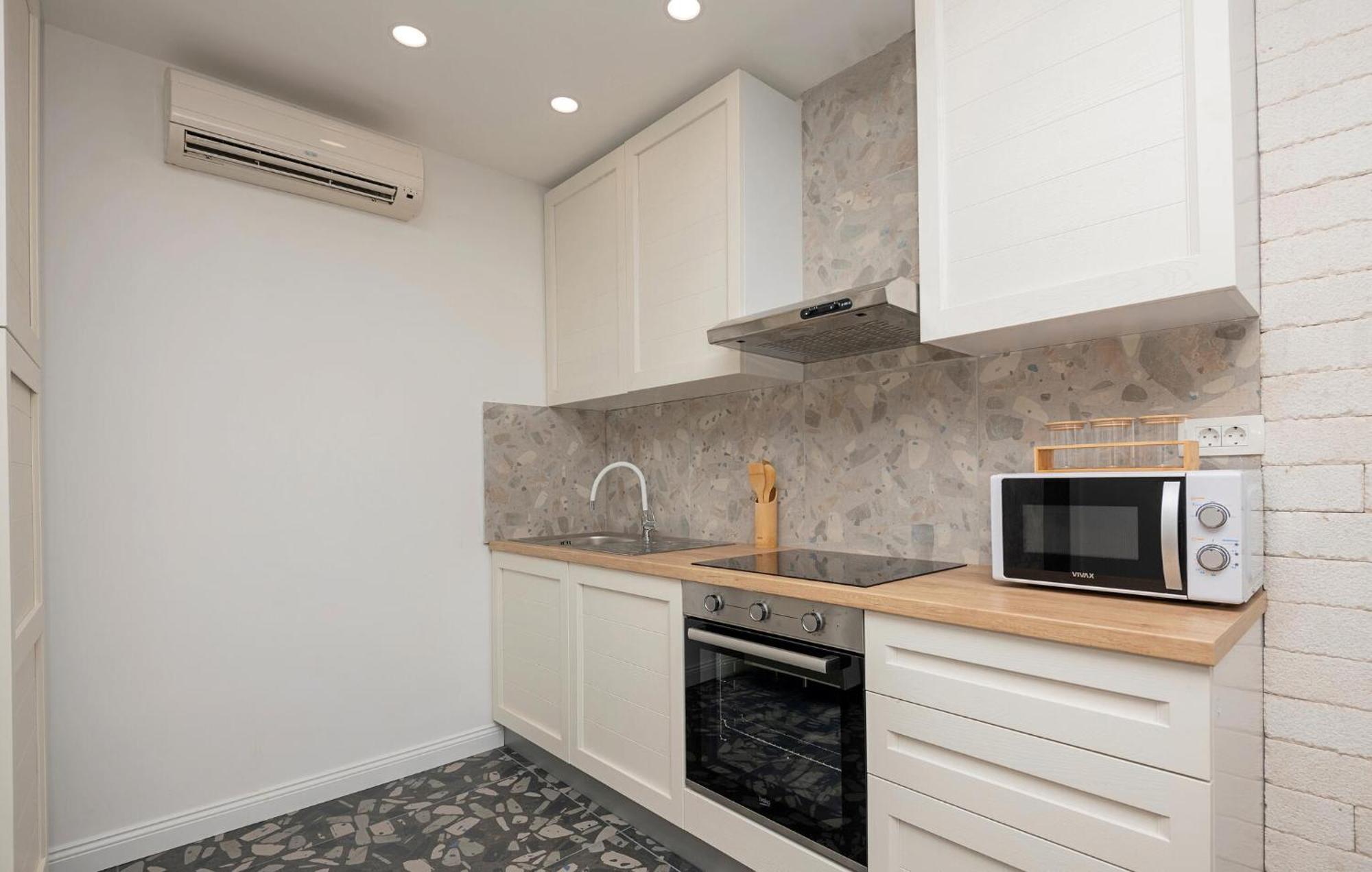 Cozy Apartment In Makarska With Kitchen Exterior photo