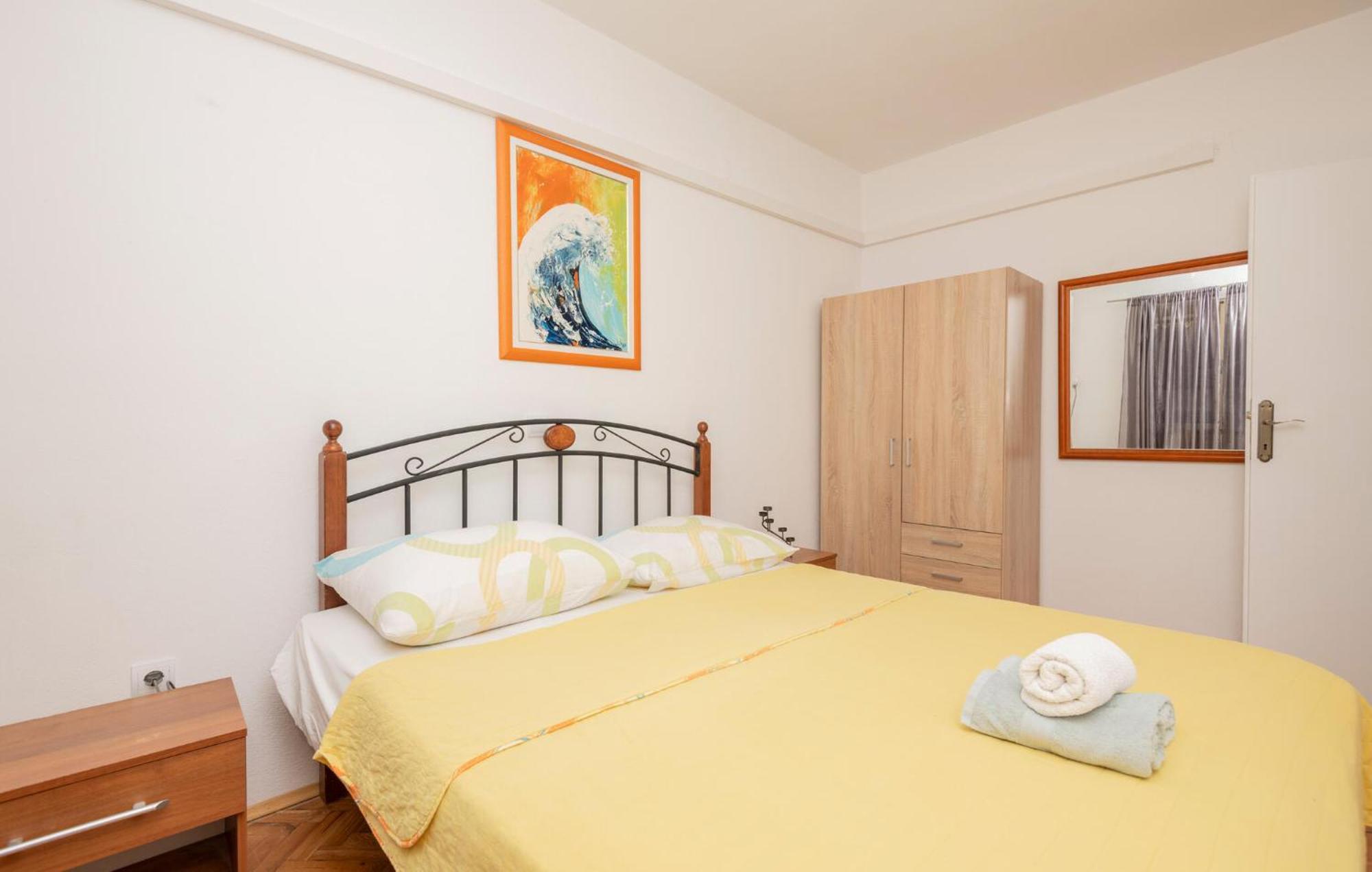 Cozy Apartment In Makarska With Kitchen Exterior photo