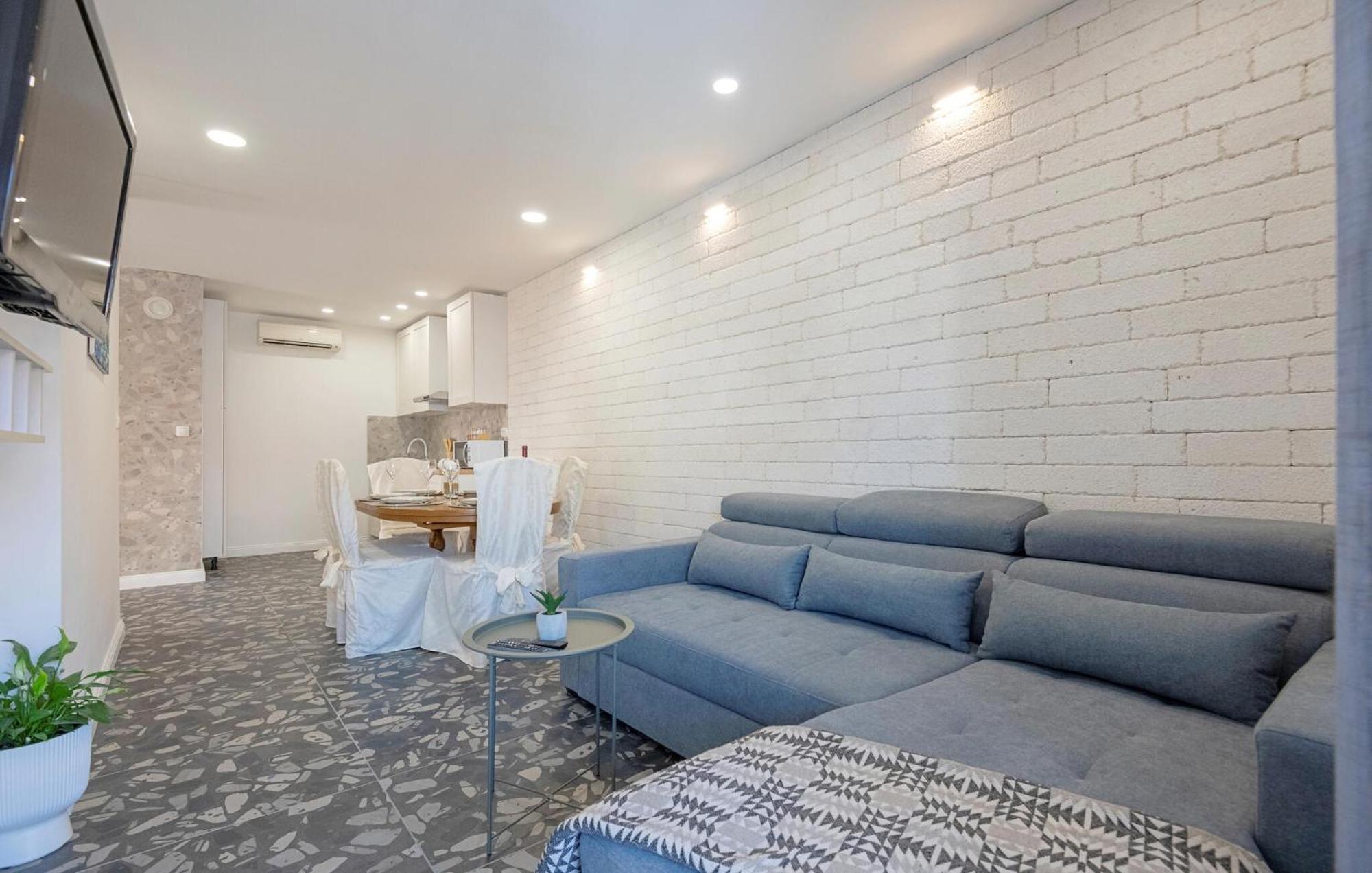 Cozy Apartment In Makarska With Kitchen Exterior photo