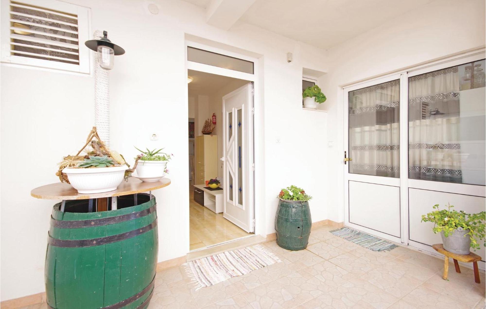 Cozy Apartment In Makarska With Kitchen Exterior photo